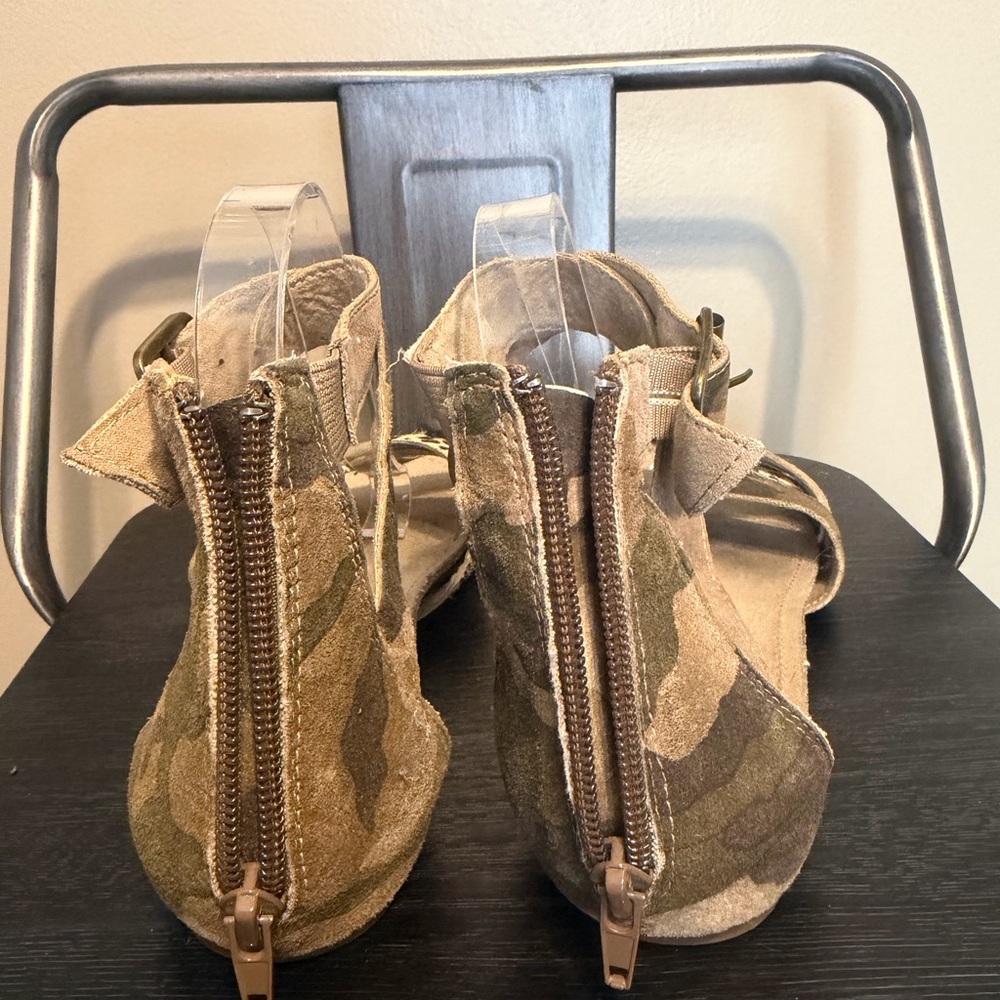 Betsey Johnson Camo Suede Leopard Strap Flat Sandals Back Zip Women’s 7.5 - Picture 11 of 13
